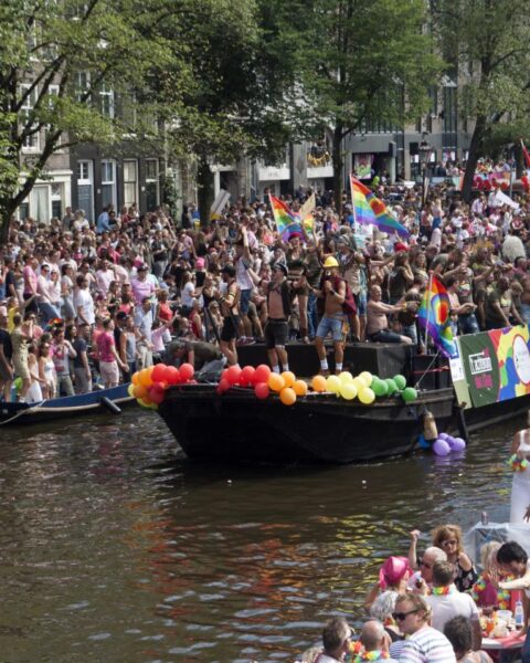 Activisten en NGO's domineren Canal Parade terwijl bedrijfsboten met 32% dalen