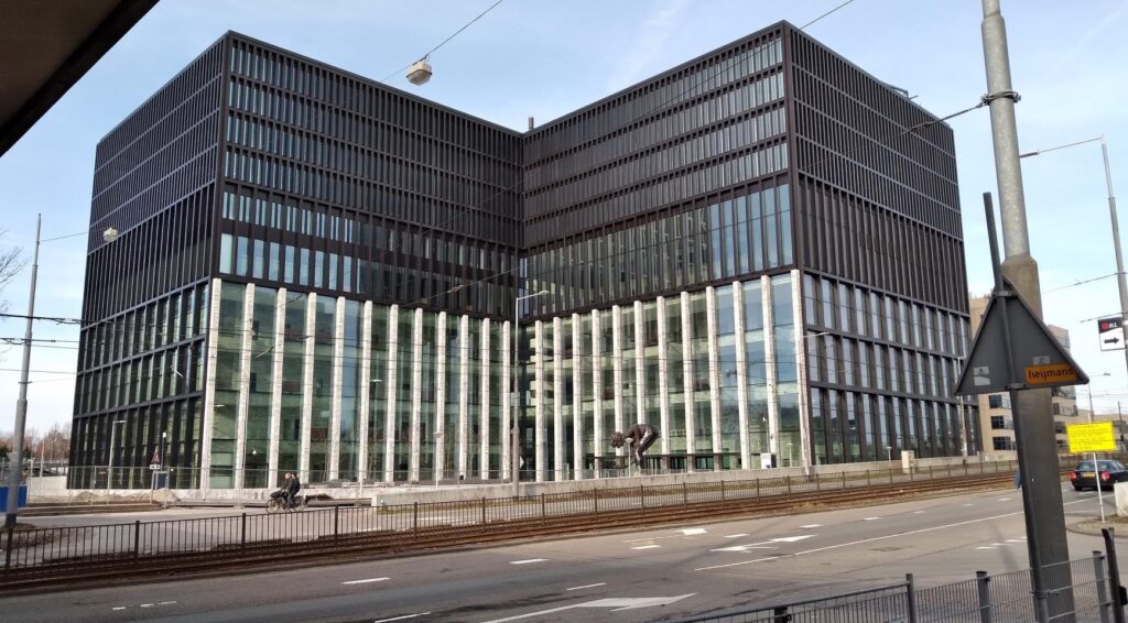 Amsterdam ambtenaar beschuldigd van het lekken van gevoelige gegevens in verband met meerdere gewelddadige misdaden