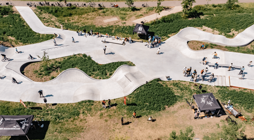 Amsterdam opent skatepark op het dak van autobuistunnel
