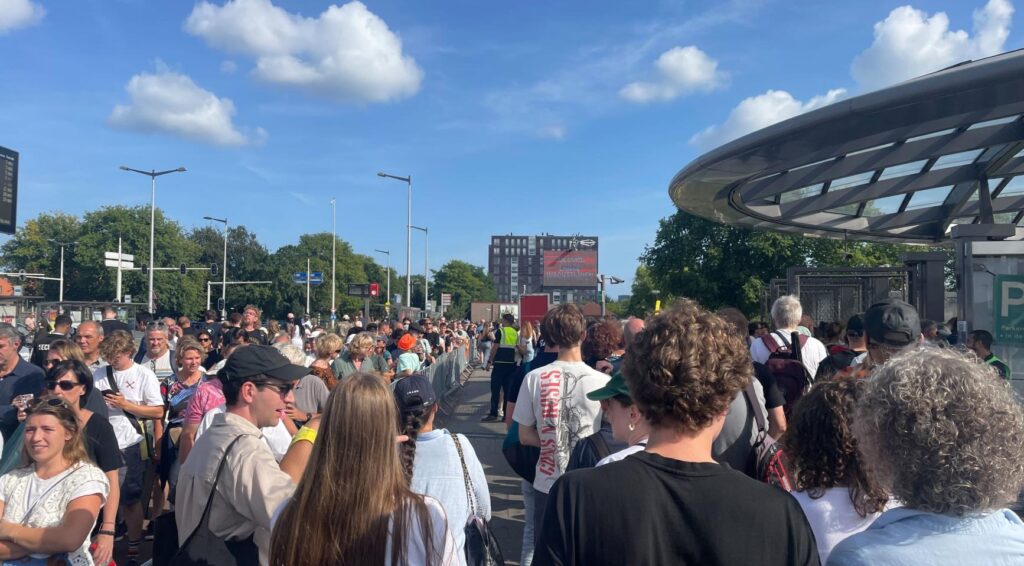 Amsterdam schorst veerdienst tijdens Sail; metro overvol door chaotische rijen