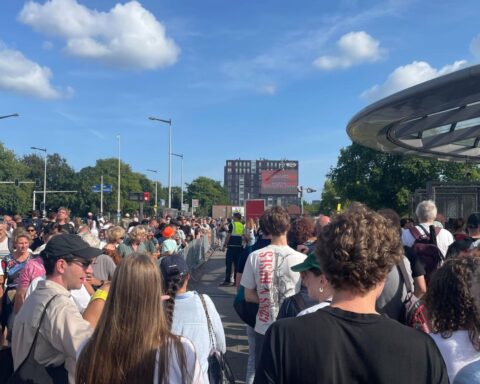 Amsterdam schorst veerdienst tijdens Sail; metro overvol door chaotische rijen