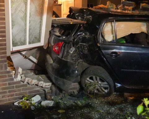 Automobilist overleden na binnenrijden van huis in Beek en Donk