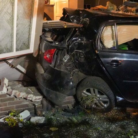 Automobilist overleden na binnenrijden van huis in Beek en Donk