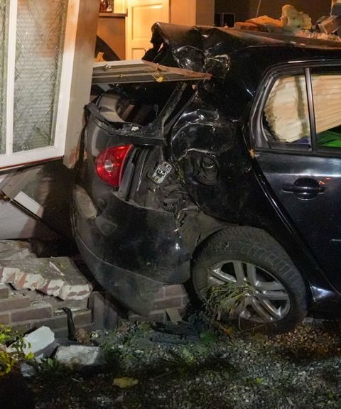 Automobilist overleden na binnenrijden van huis in Beek en Donk
