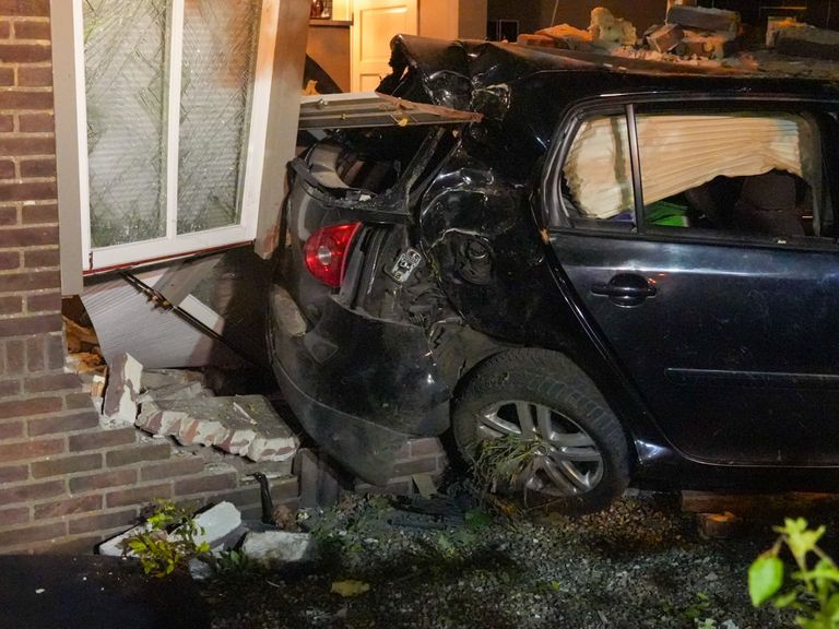 Automobilist overleden na binnenrijden van huis in Beek en Donk