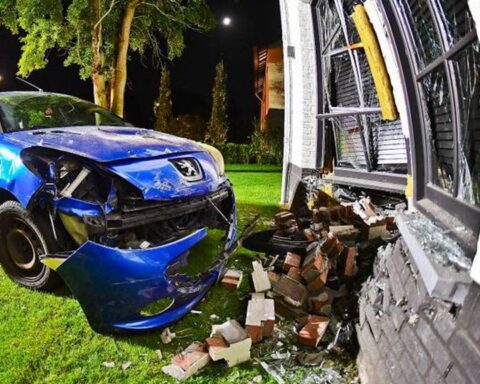 Automobilist rijdt tegen gevel van woning in Riethoven