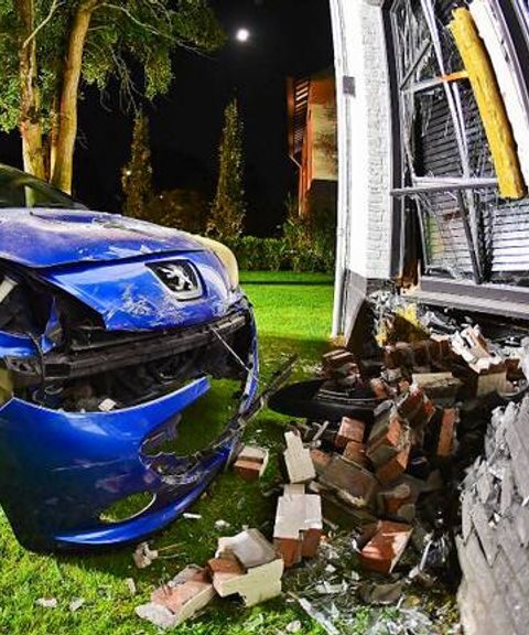 Automobilist rijdt tegen gevel van woning in Riethoven
