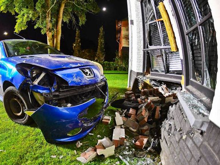 Automobilist rijdt tegen gevel van woning in Riethoven