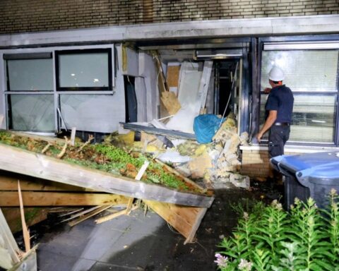 Automobilist rijdt woning binnen in Tiel, bewoners tijdelijk geëvacueerd