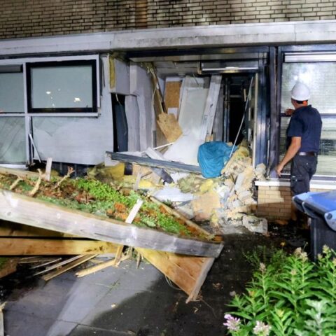 Automobilist rijdt woning binnen in Tiel, bewoners tijdelijk geëvacueerd