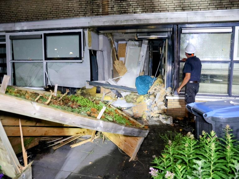 Automobilist rijdt woning binnen in Tiel, bewoners tijdelijk geëvacueerd