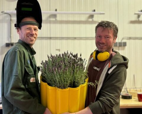 Broers uit Utrecht maken plantenbakken van lachgascilinders die ze vonden