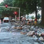 Buurt verzamelt verloren puddingtoetjes na vrachtwagenongeluk in Tilburg