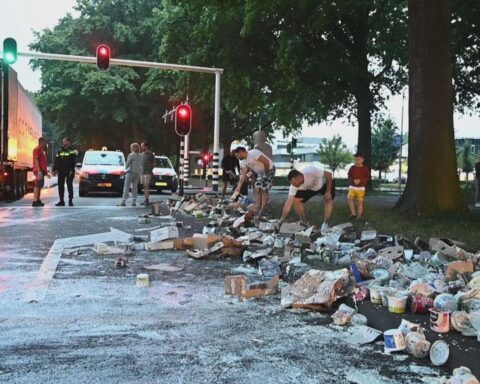 Buurt verzamelt verloren puddingtoetjes na vrachtwagenongeluk in Tilburg
