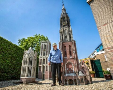 Chris van der Sman (90) wil miniatuurkerken naar Delft verhuizen