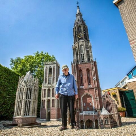 Chris van der Sman (90) wil miniatuurkerken naar Delft verhuizen