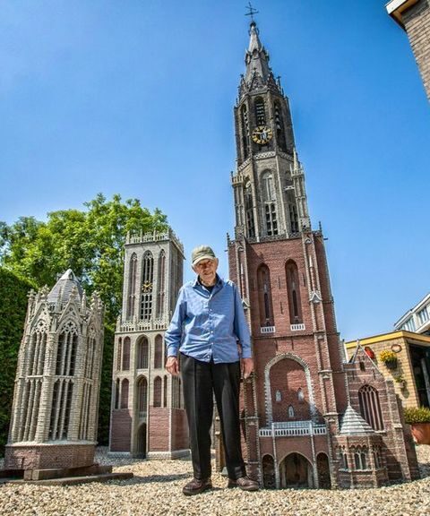 Chris van der Sman (90) wil miniatuurkerken naar Delft verhuizen