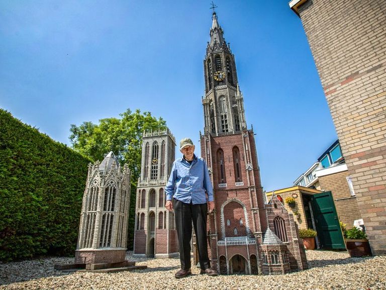 Chris van der Sman (90) wil miniatuurkerken naar Delft verhuizen