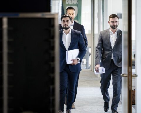 Crisis bij Denk escaleert, ledenraadpleging staat voor de deur