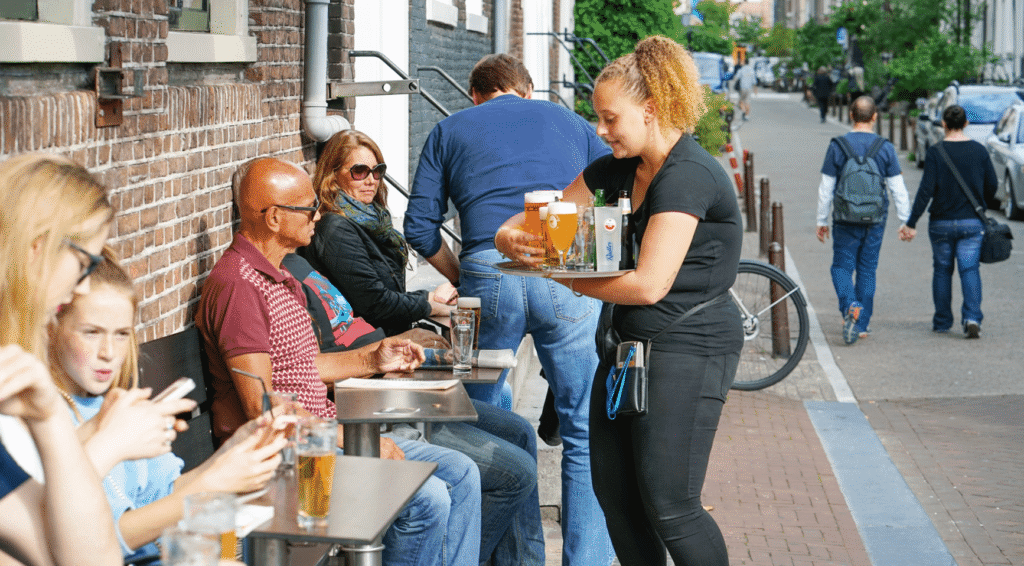 De meeste inwoners van Nederland wonen binnen 1,5 km van een café en 5 km van een museum
