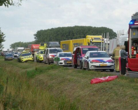 Dodelijk ongeval tussen auto en vrachtwagen op A28 bij Veeningen