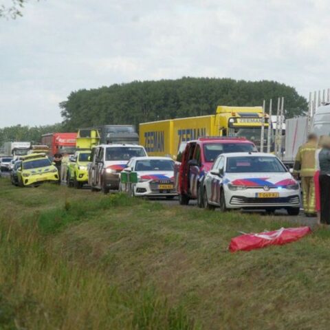 Dodelijk ongeval tussen auto en vrachtwagen op A28 bij Veeningen