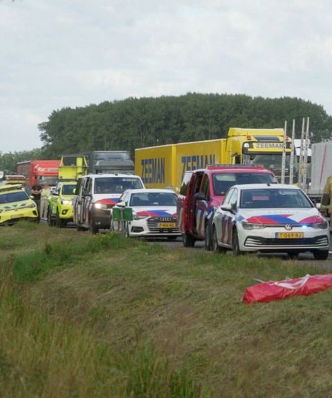 Dodelijk ongeval tussen auto en vrachtwagen op A28 bij Veeningen