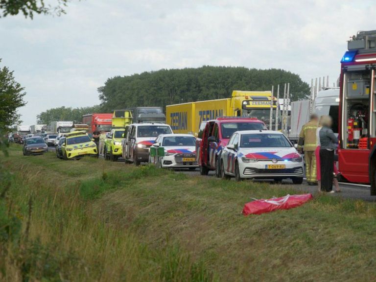 Dodelijk ongeval tussen auto en vrachtwagen op A28 bij Veeningen