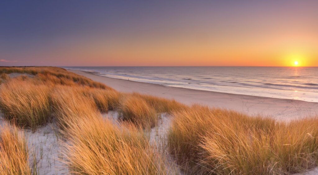 Drie zwemmers gevangen in zeestroming bij de kust van Texel; twee gered, één verdrongen