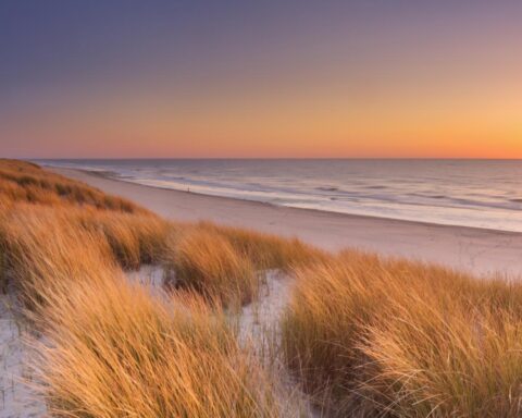 Drie zwemmers gevangen in zeestroming bij de kust van Texel; twee gered, één verdrongen