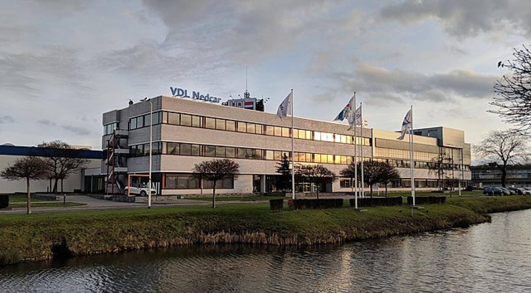 Duitse fabrikant onderhandelt over productie van militaire voertuigen en luchtverdedigingssystemen in Born, Ede