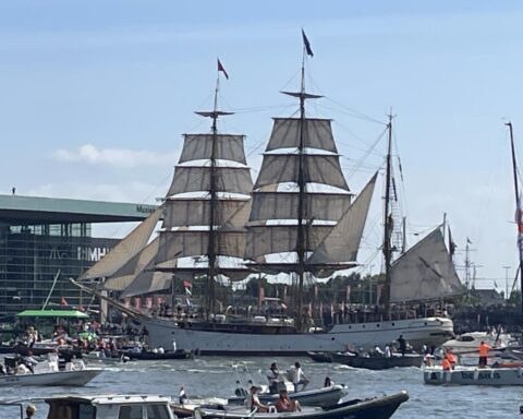 Eerste drukke, maar beheersbare dag van SAIL Amsterdam had uitstekende sfeer