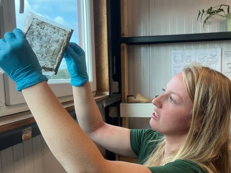 Eeuw oude glasnegatieven ontdekt in waterput Loppersum als belangrijke vondst