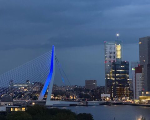 Erasmusbrug krijgt blauwe verlichting na langdurige storing