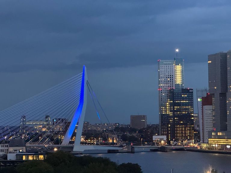 Erasmusbrug krijgt blauwe verlichting na langdurige storing