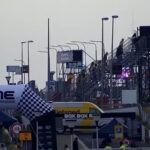 Fans dringen Zandvoort station binnen terwijl kwalificatie Nederlandse Grand Prix begint