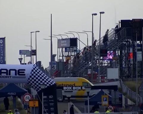 Fans dringen Zandvoort station binnen terwijl kwalificatie Nederlandse Grand Prix begint