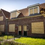 Gordijnen en planten voor woningen in Enschedese wijk met dichte ramen