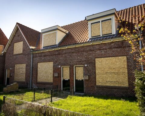 Gordijnen en planten voor woningen in Enschedese wijk met dichte ramen
