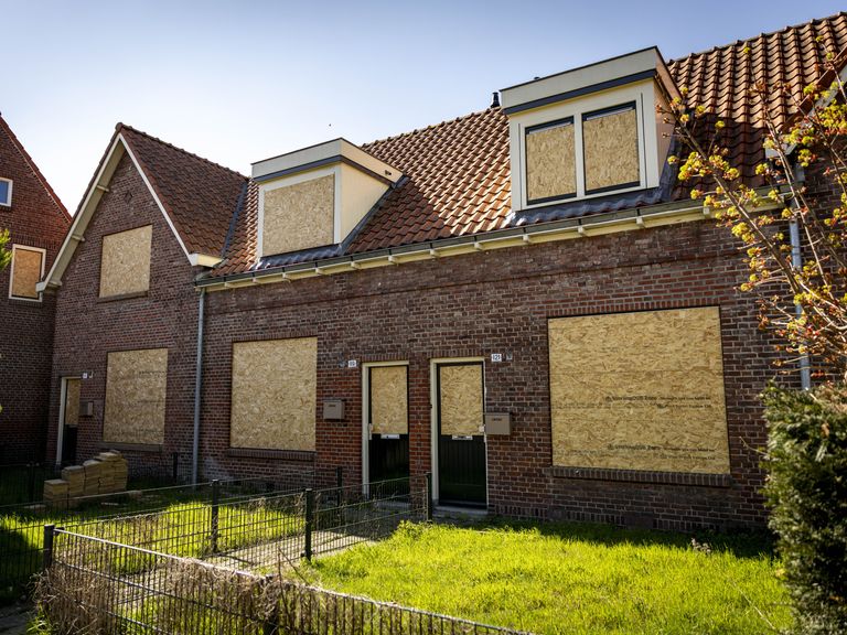 Gordijnen en planten voor woningen in Enschedese wijk met dichte ramen