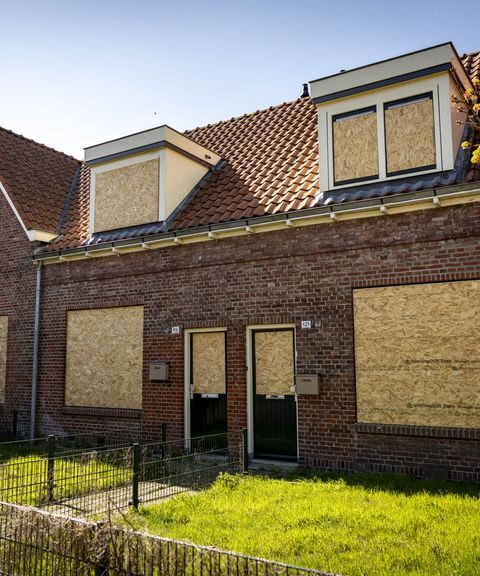 Gordijnen en planten voor woningen in Enschedese wijk met dichte timmerwerkzaamheden