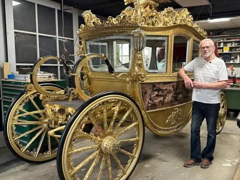 Gouden koets voltooid door jonge droomrealist