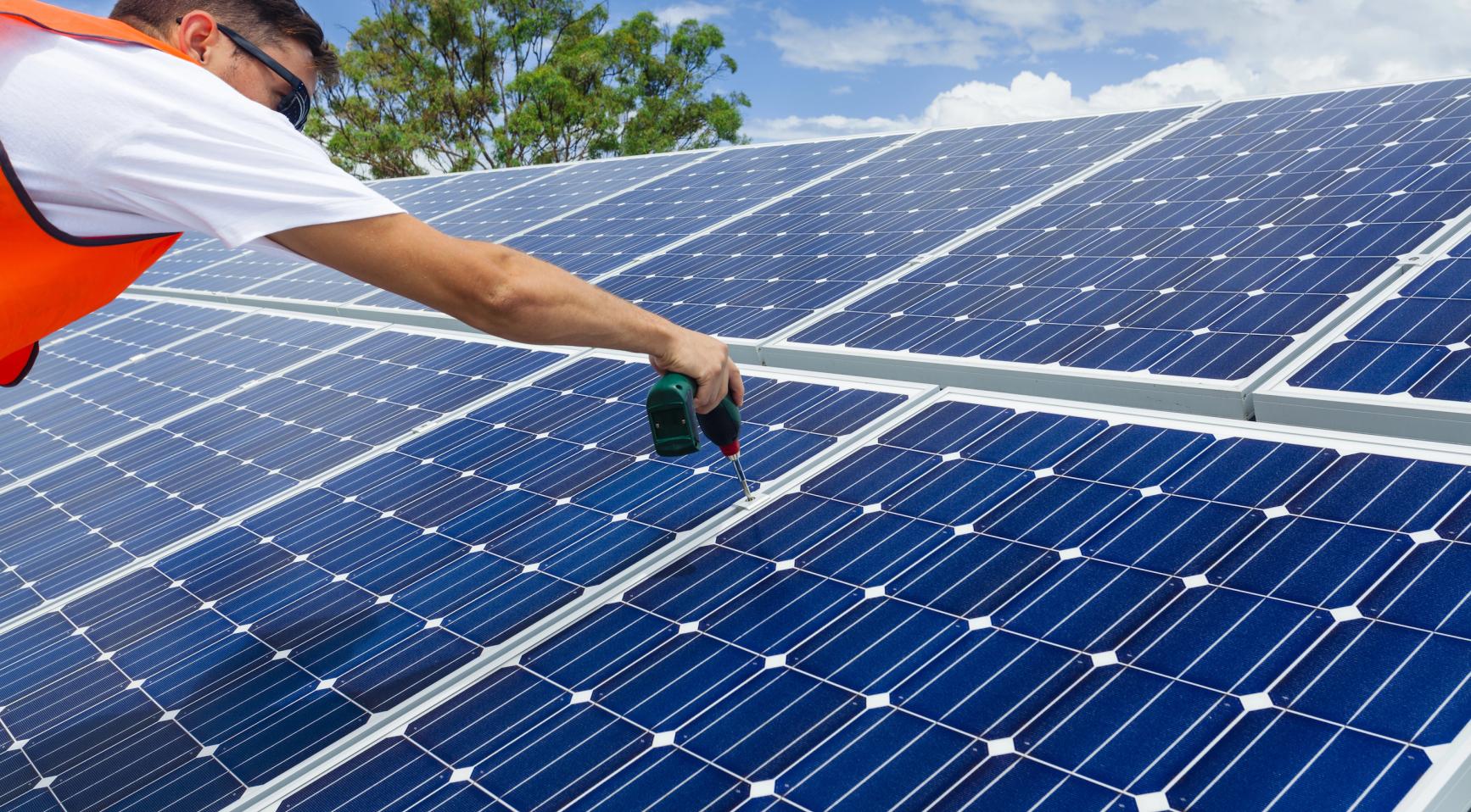 Groei in het gebruik van zonnepanelen vertraagt door minder gunstige regelgeving