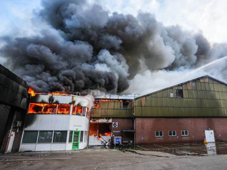 Grote brand bij afvalverwerker in Deurne zorgt voor evacuatie en rookwaarschuwing