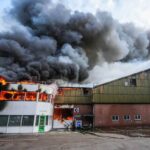 Grote brand in afvalverwerkingsbedrijf Deurne onder controle, rook blijft voorkomen