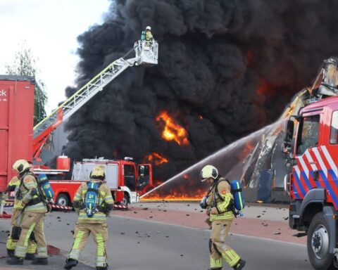 Grote brand in Veenendaal bijna onder controle, pand als verloren beschouwd