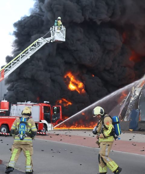 Grote brand in Veenendaal bijna onder controle, pand als verloren beschouwd