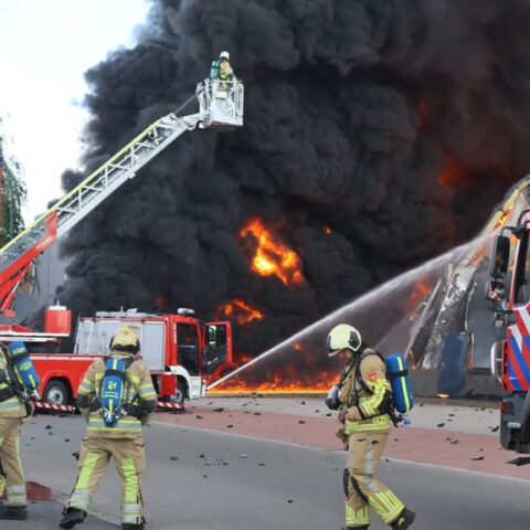 Grote brand in Veenendaal, brandweer nog bezig met blussen