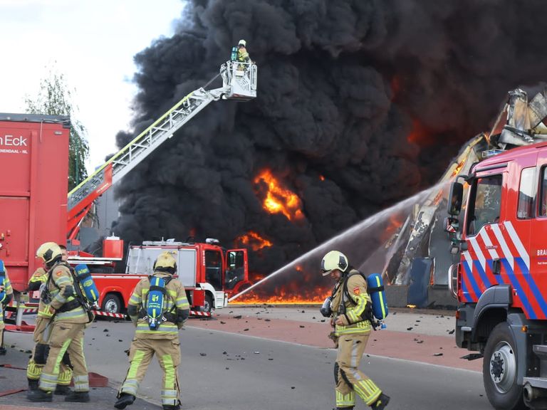 Grote brand in Veenendaal, rookwolken zichtbaar tot in Druten en Arnhem