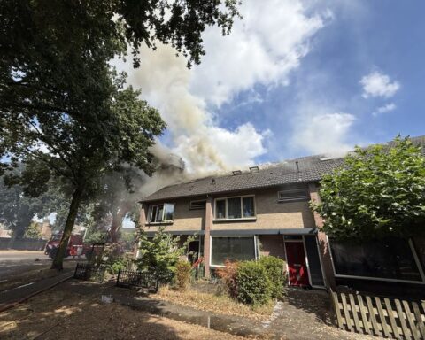 Grote brand in woningblok Deurne leidt tot ontruiming van 24 huizen